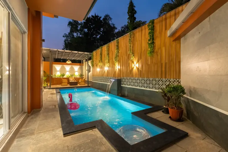 Svamitva Terravana w swimming pool